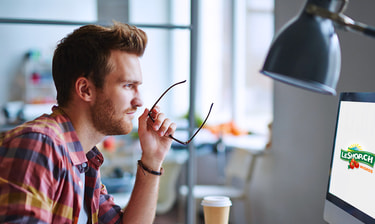 Mitarbeiter vor dem Computer im Büro Collaboratore al computer in ufficio